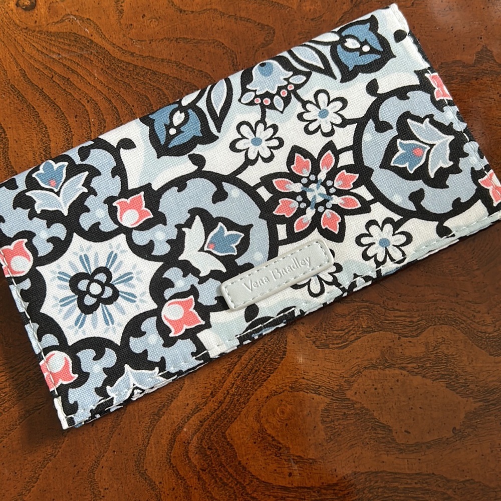 Vera Bradley new Checkbook Cover
in Signature Cotton Lisbon Medallion